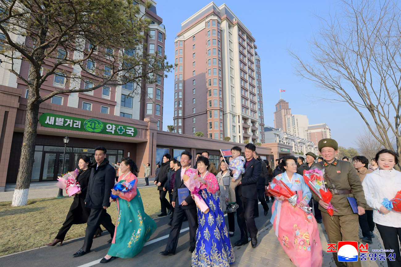 Removal into new houses begins in Saeppyol Street