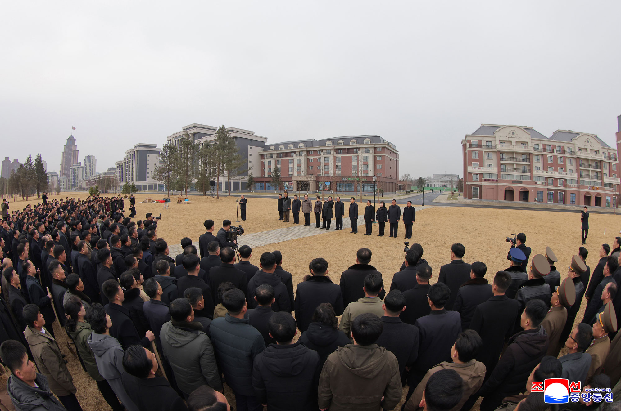 غرس القائد المحترم الرفيق كيم جونغ وون الأشجار في شارع سايبيول بمناسبة يوم التشجير 
