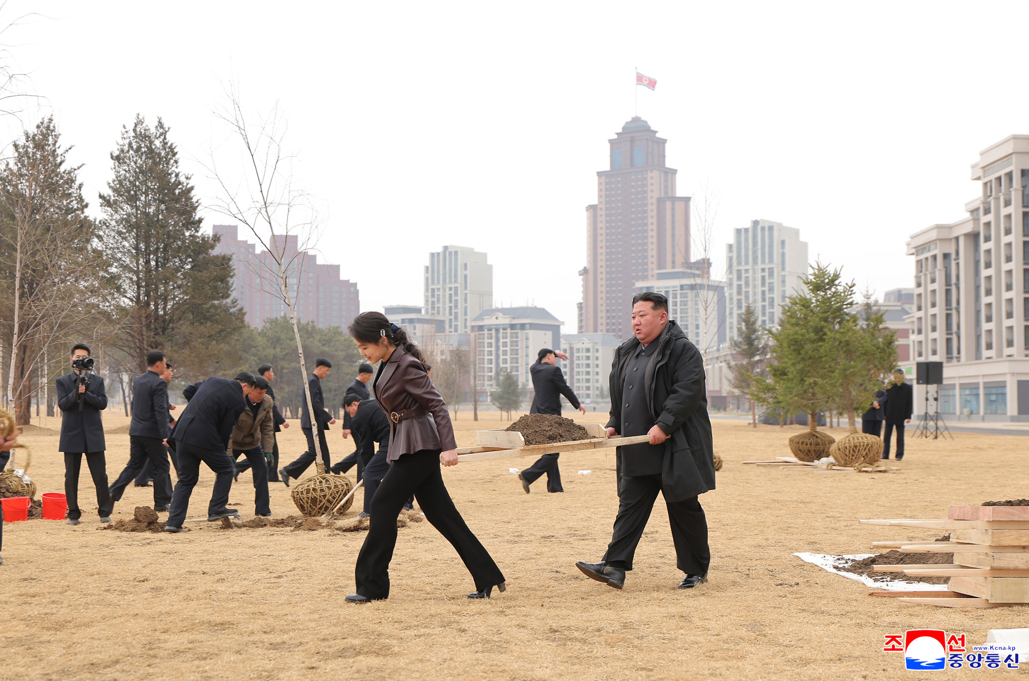 غرس القائد المحترم الرفيق كيم جونغ وون الأشجار في شارع سايبيول بمناسبة يوم التشجير 