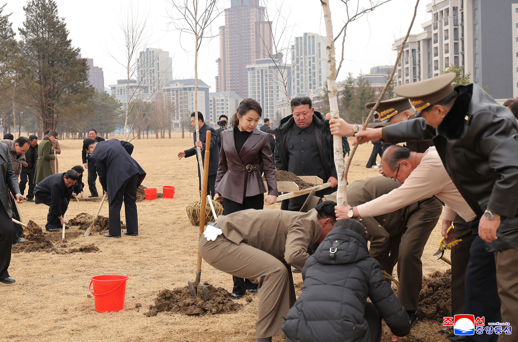 غرس القائد المحترم الرفيق كيم جونغ وون الأشجار في شارع سايبيول بمناسبة يوم التشجير 