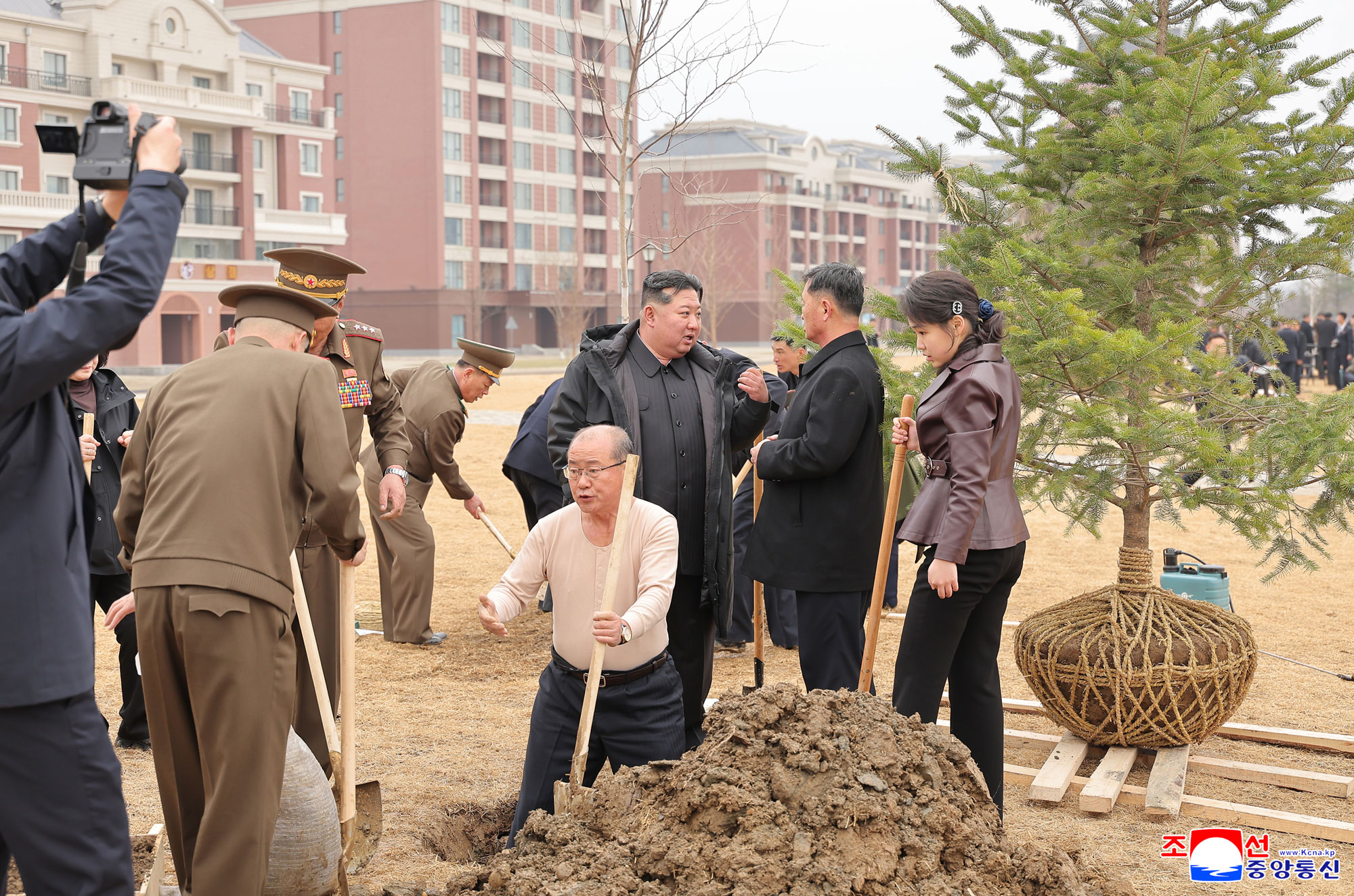 غرس القائد المحترم الرفيق كيم جونغ وون الأشجار في شارع سايبيول بمناسبة يوم التشجير 