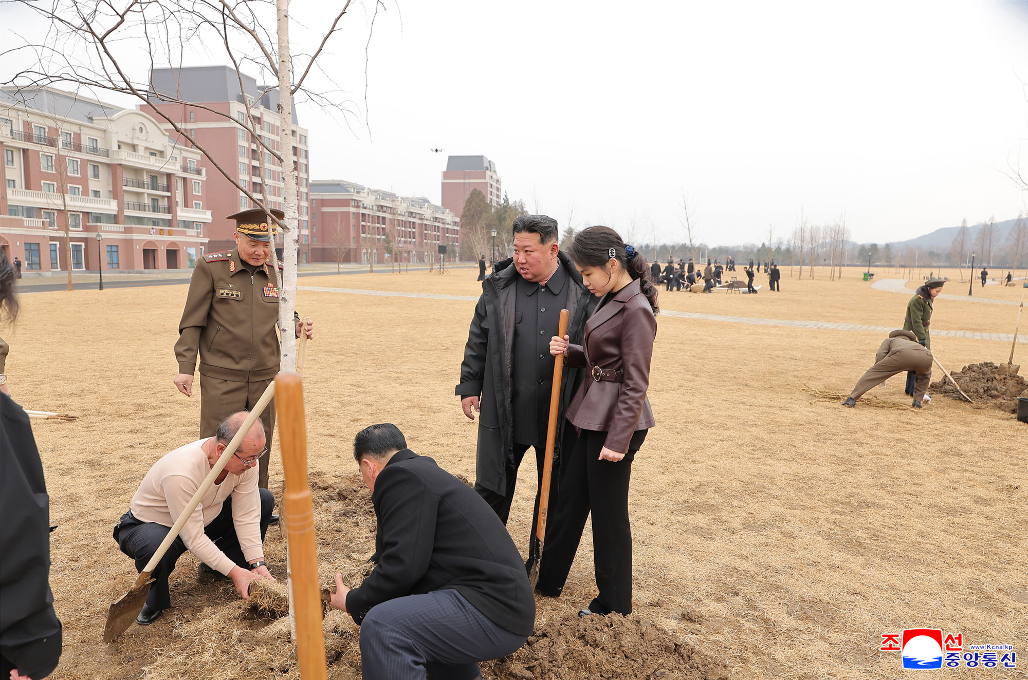 غرس القائد المحترم الرفيق كيم جونغ وون الأشجار في شارع سايبيول بمناسبة يوم التشجير 