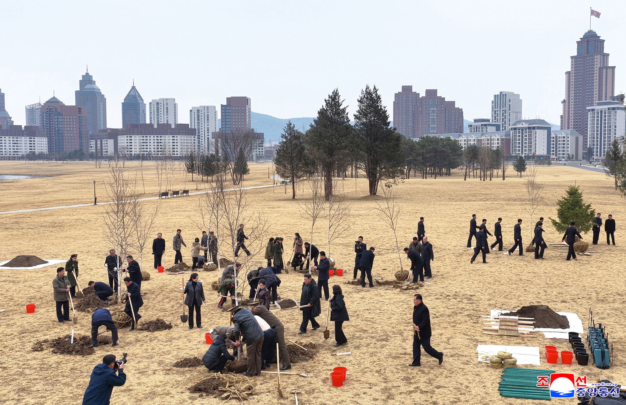غرس القائد المحترم الرفيق كيم جونغ وون الأشجار في شارع سايبيول بمناسبة يوم التشجير 