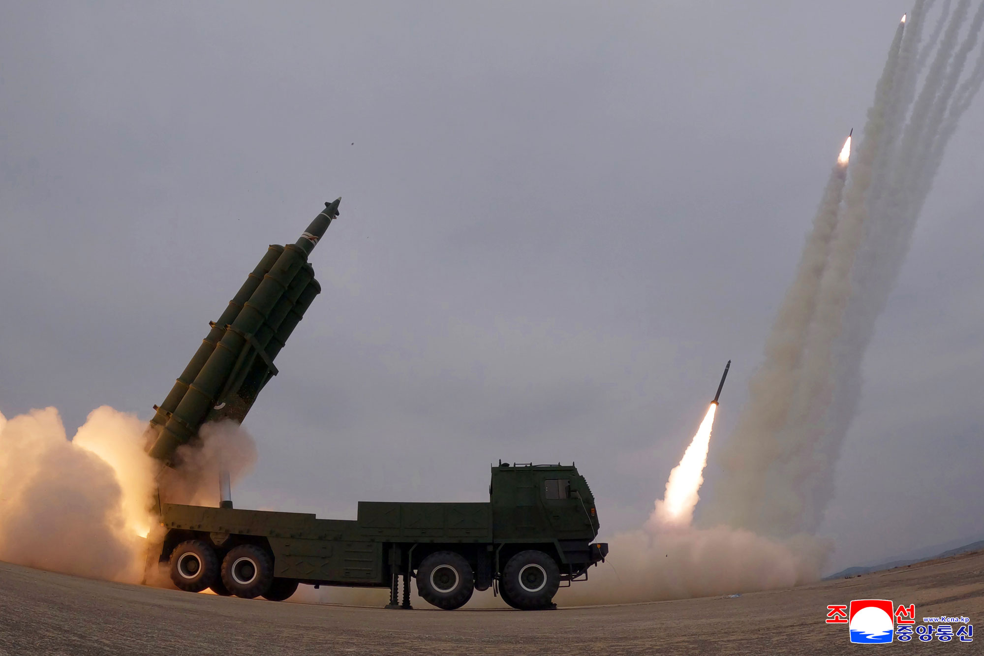 إجراء تدريب الوحدة الفرعية للمدفعية البعيدة المدى في المنطقة الغربية للجيش الشعبي الكوري على توجيه الضربات النارية 