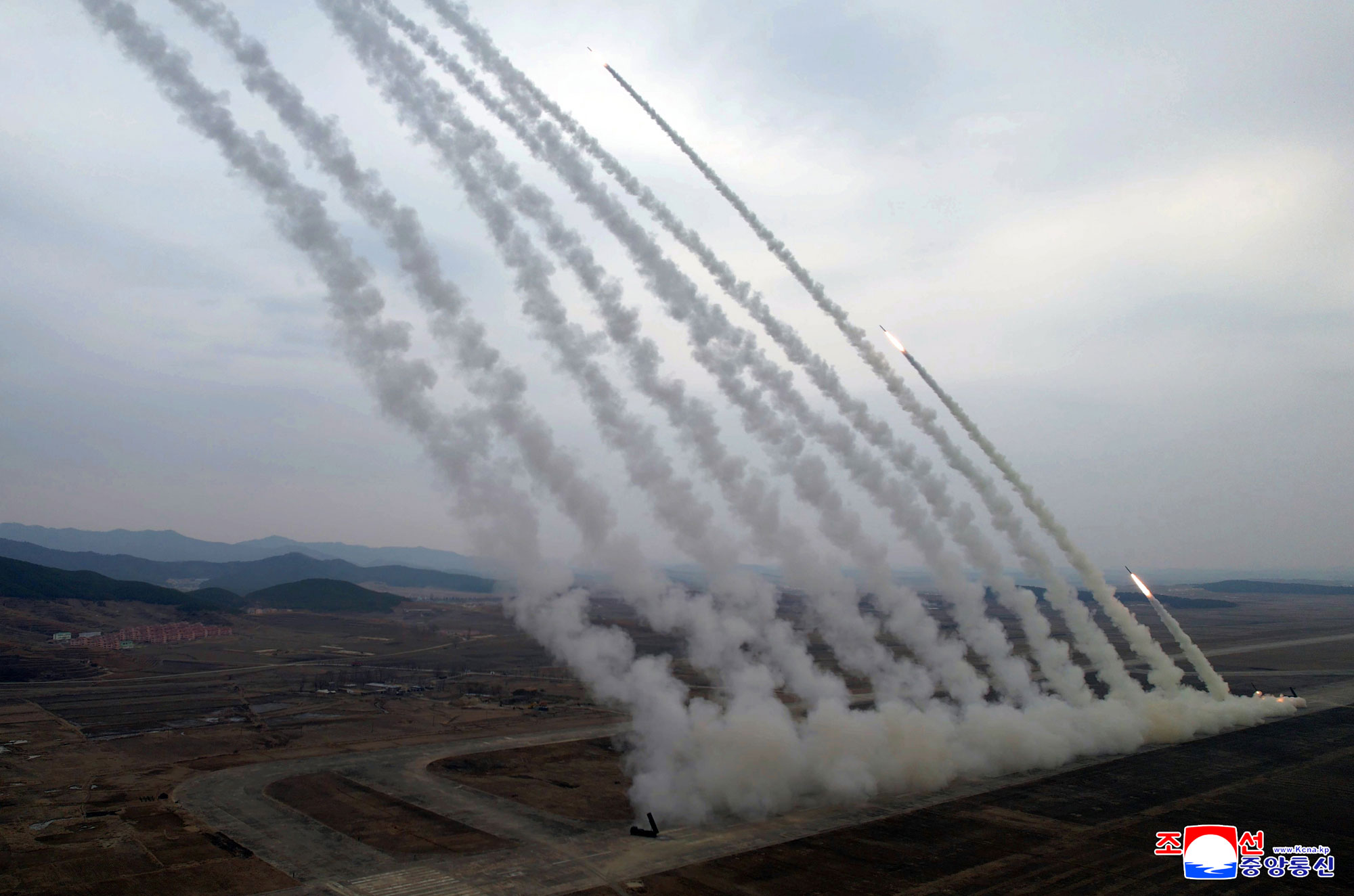 إجراء تدريب الوحدة الفرعية للمدفعية البعيدة المدى في المنطقة الغربية للجيش الشعبي الكوري على توجيه الضربات النارية 