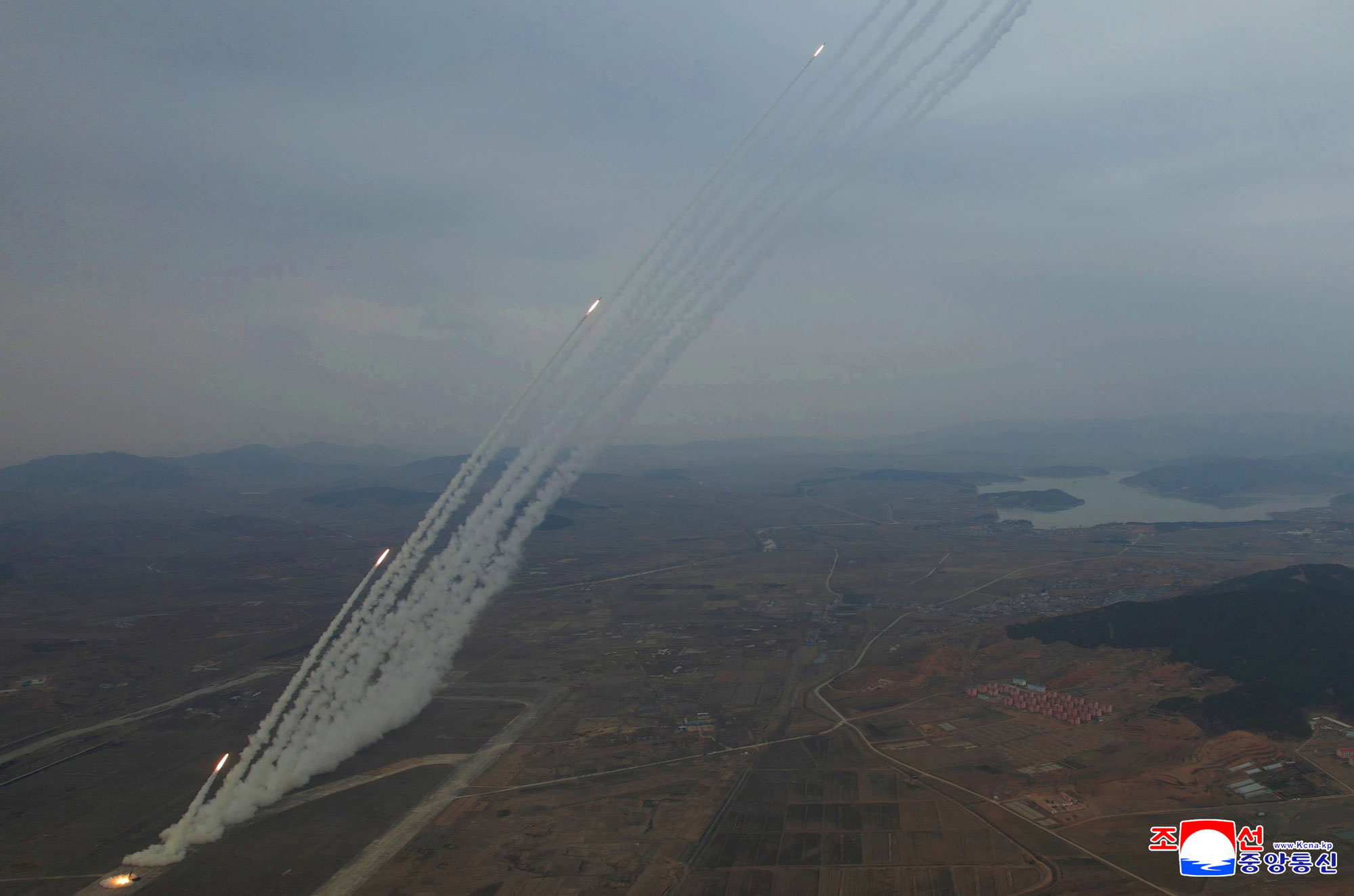 إجراء تدريب الوحدة الفرعية للمدفعية البعيدة المدى في المنطقة الغربية للجيش الشعبي الكوري على توجيه الضربات النارية 