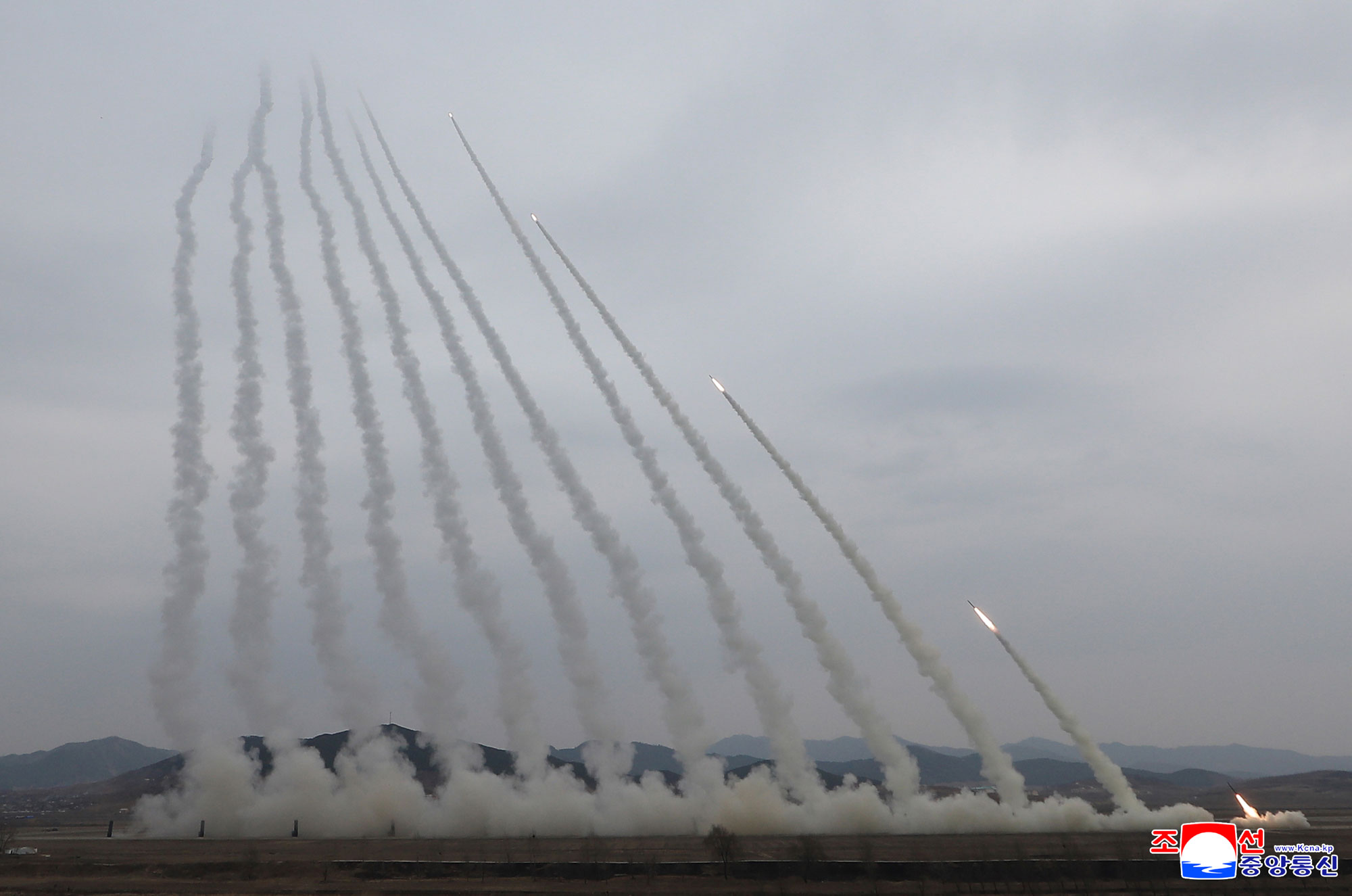 إجراء تدريب الوحدة الفرعية للمدفعية البعيدة المدى في المنطقة الغربية للجيش الشعبي الكوري على توجيه الضربات النارية 