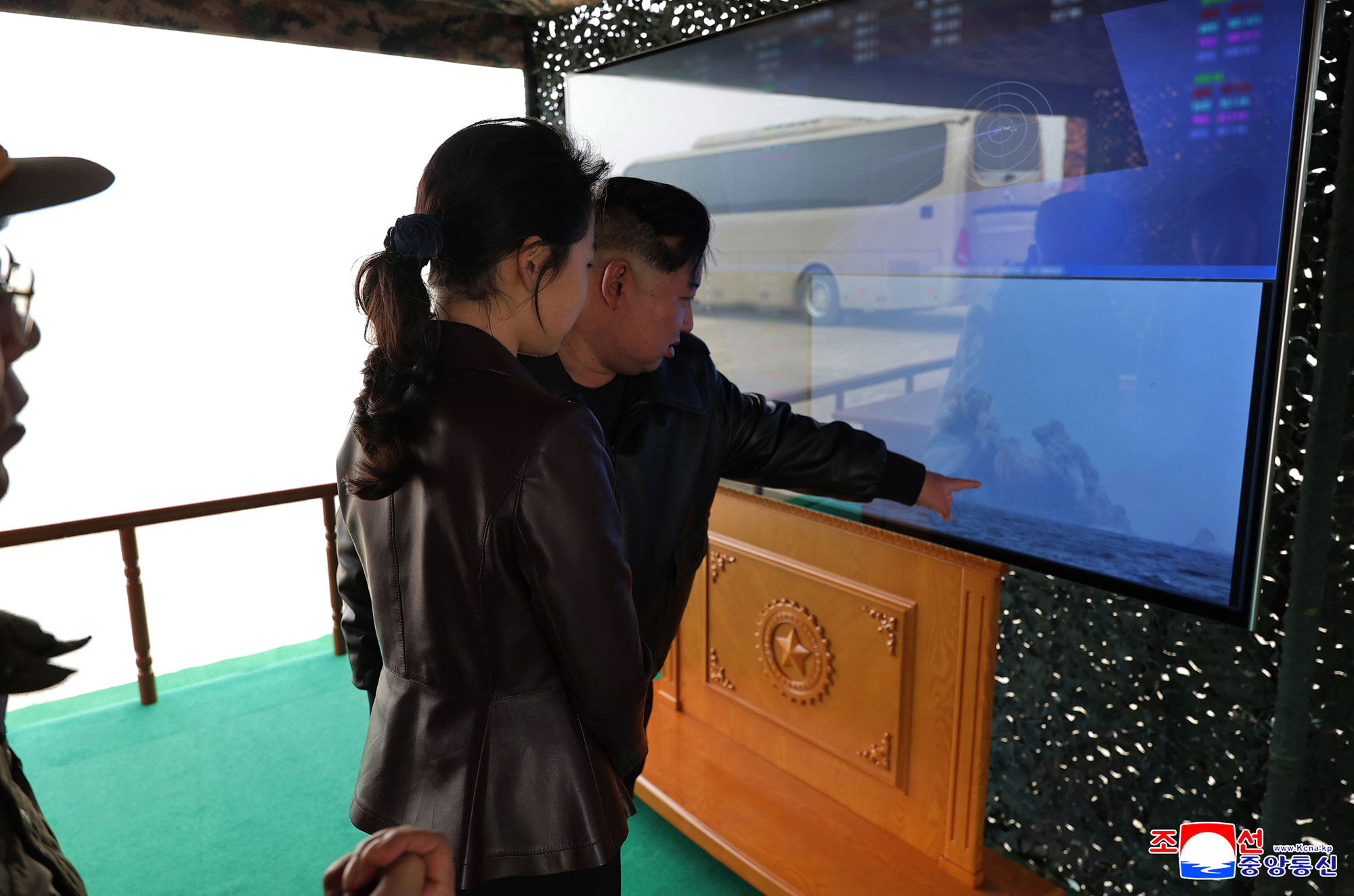 إجراء تدريب الوحدة الفرعية للمدفعية البعيدة المدى في المنطقة الغربية للجيش الشعبي الكوري على توجيه الضربات النارية 