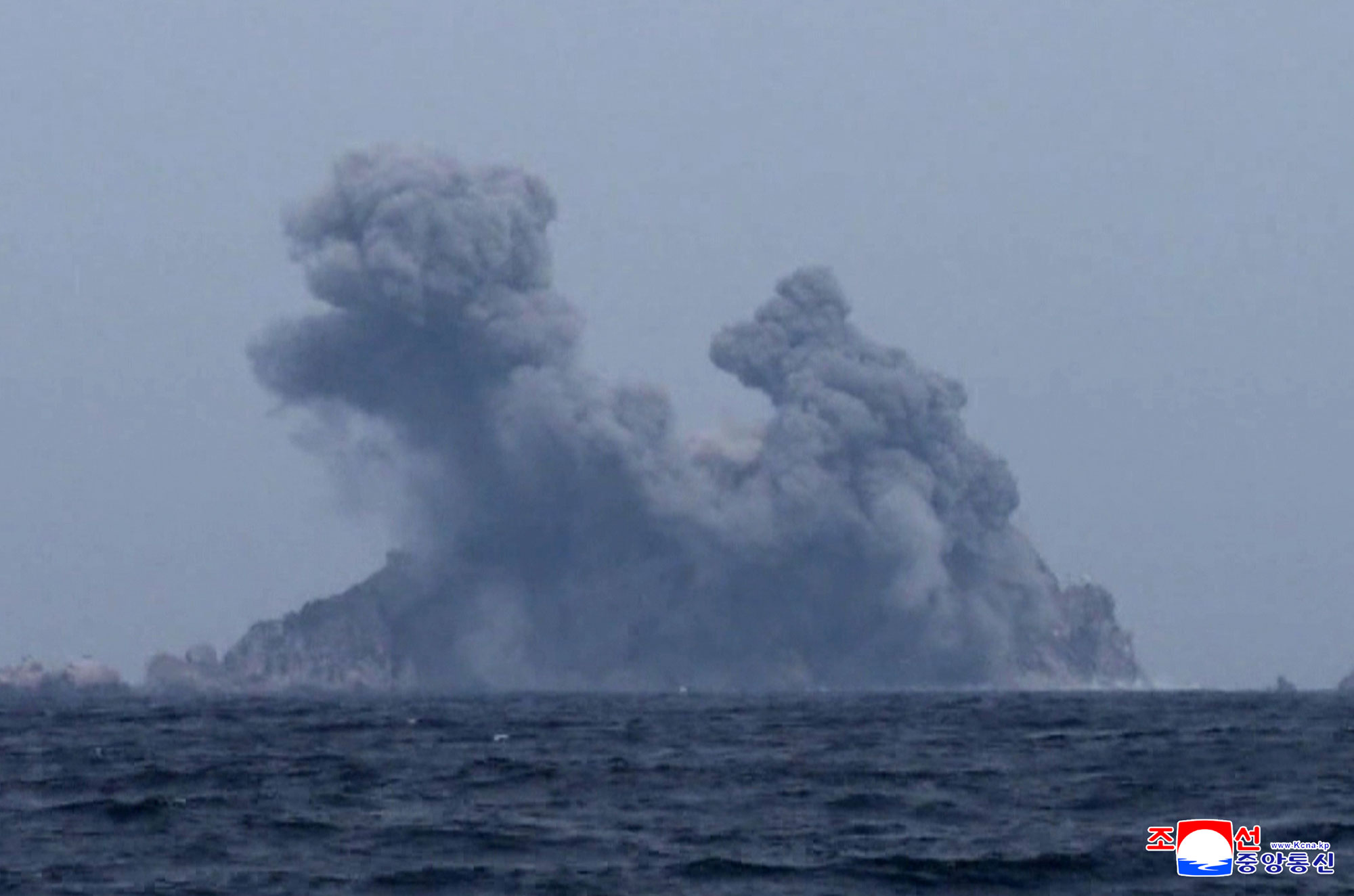 إجراء تدريب الوحدة الفرعية للمدفعية البعيدة المدى في المنطقة الغربية للجيش الشعبي الكوري على توجيه الضربات النارية 