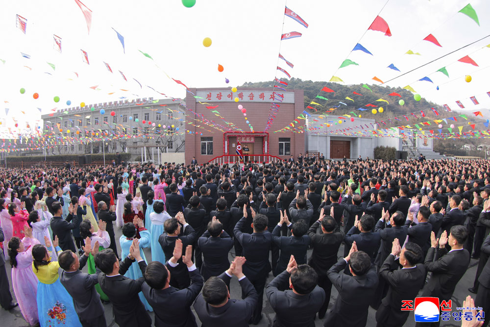 敬愛する金正恩総書記がチョンソン青年炭鉱で最高人民会議代議員選挙に参加、炭鉱の労働者を激励する