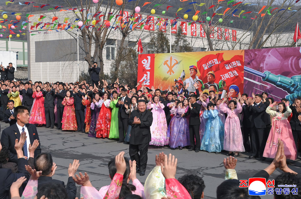 敬愛する金正恩総書記がチョンソン青年炭鉱で最高人民会議代議員選挙に参加、炭鉱の労働者を激励する