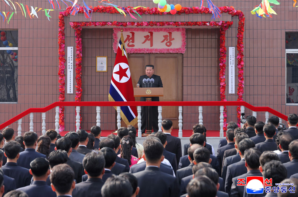 敬愛する金正恩総書記がチョンソン青年炭鉱で最高人民会議代議員選挙に参加、炭鉱の労働者を激励する