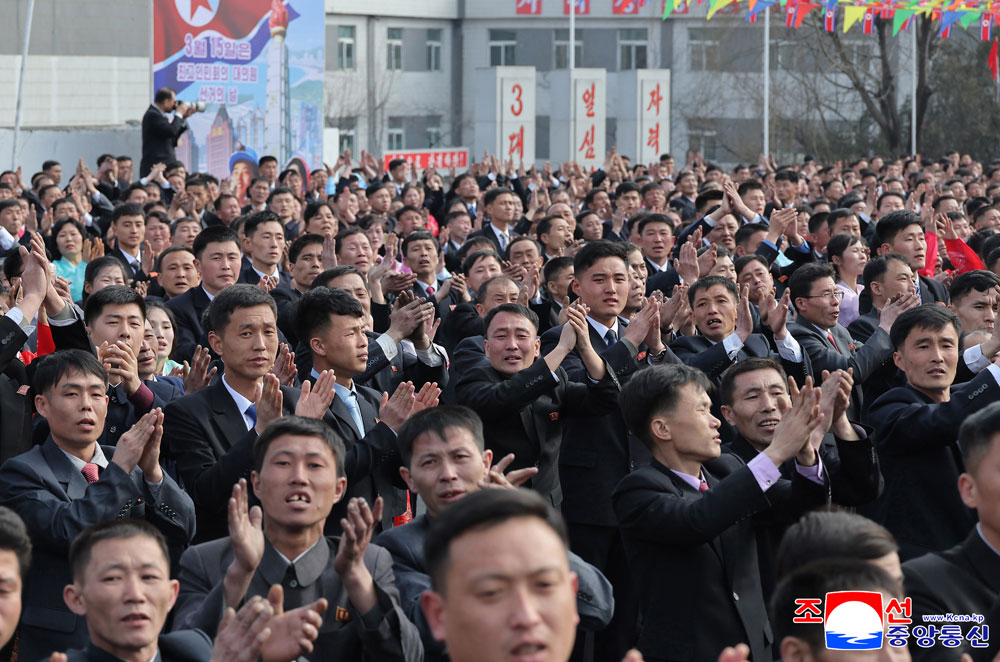 敬愛する金正恩総書記がチョンソン青年炭鉱で最高人民会議代議員選挙に参加、炭鉱の労働者を激励する