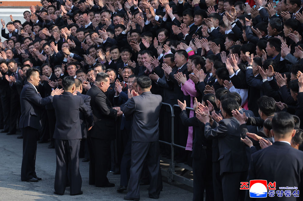 敬愛する金正恩総書記がチョンソン青年炭鉱で最高人民会議代議員選挙に参加、炭鉱の労働者を激励する