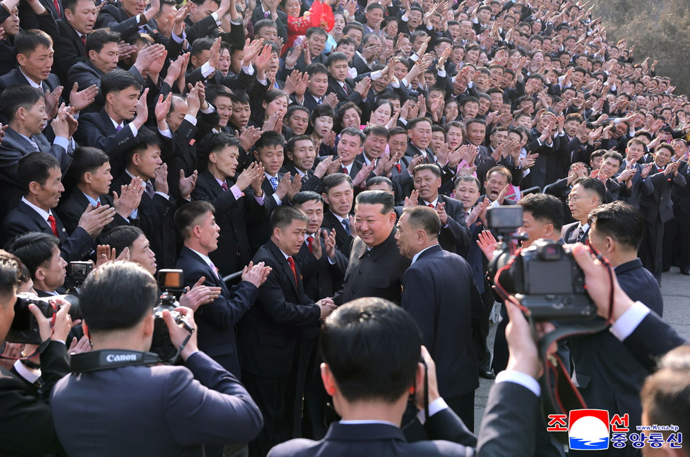 敬愛する金正恩総書記がチョンソン青年炭鉱で最高人民会議代議員選挙に参加、炭鉱の労働者を激励する