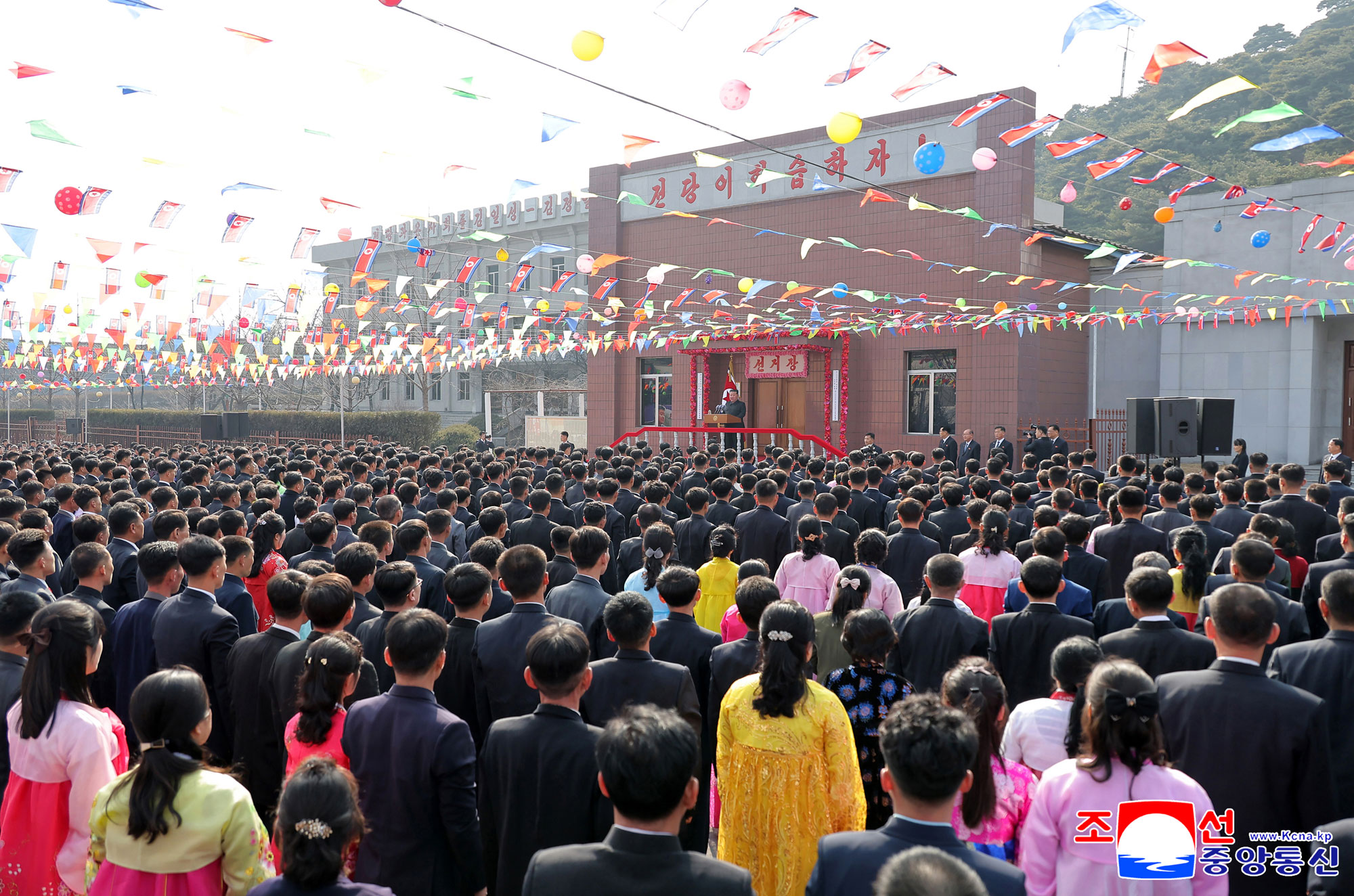 敬愛する金正恩総書記がチョンソン青年炭鉱で最高人民会議代議員選挙に参加、炭鉱の労働者を激励する