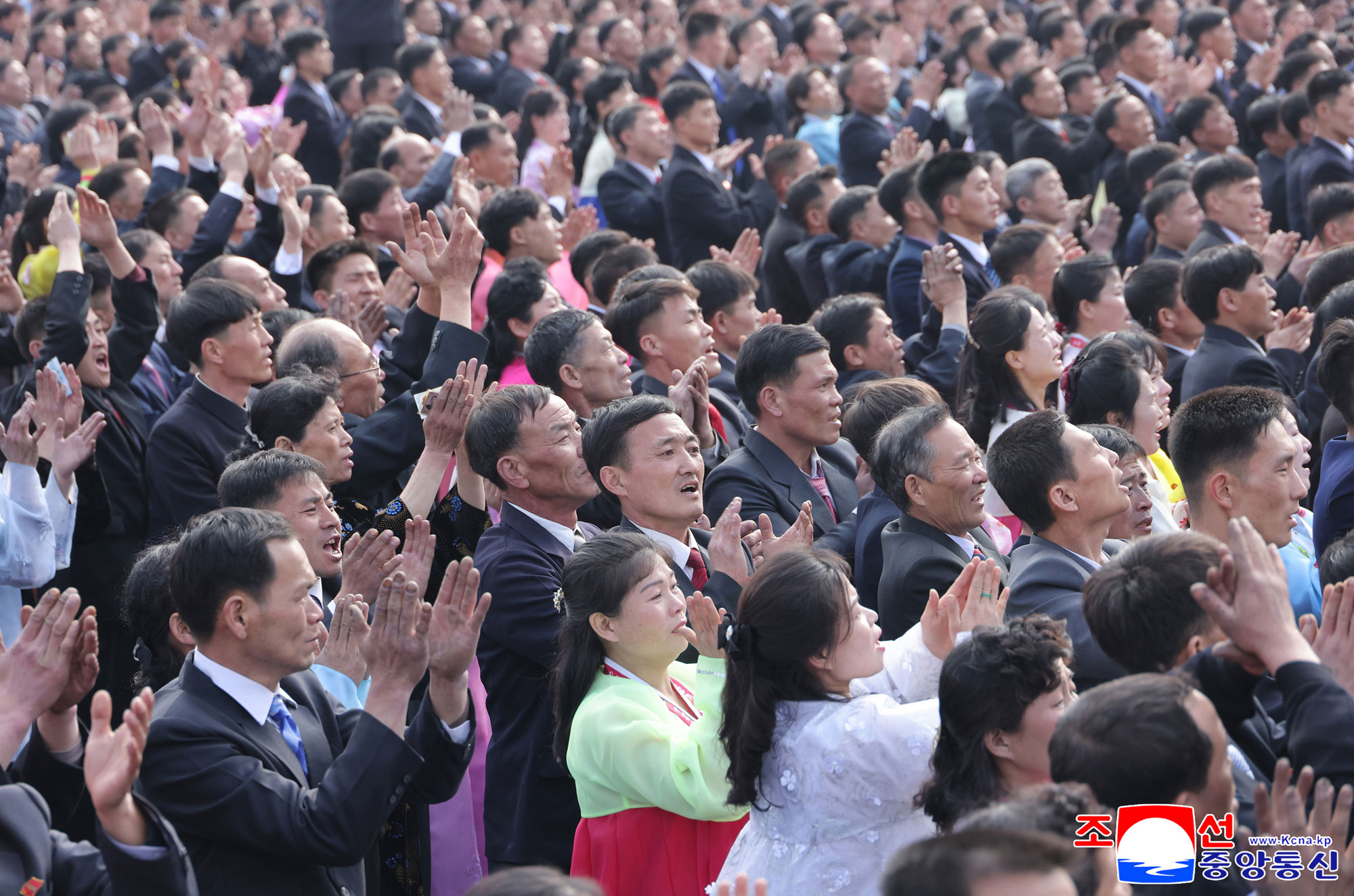 敬愛する金正恩総書記がチョンソン青年炭鉱で最高人民会議代議員選挙に参加、炭鉱の労働者を激励する