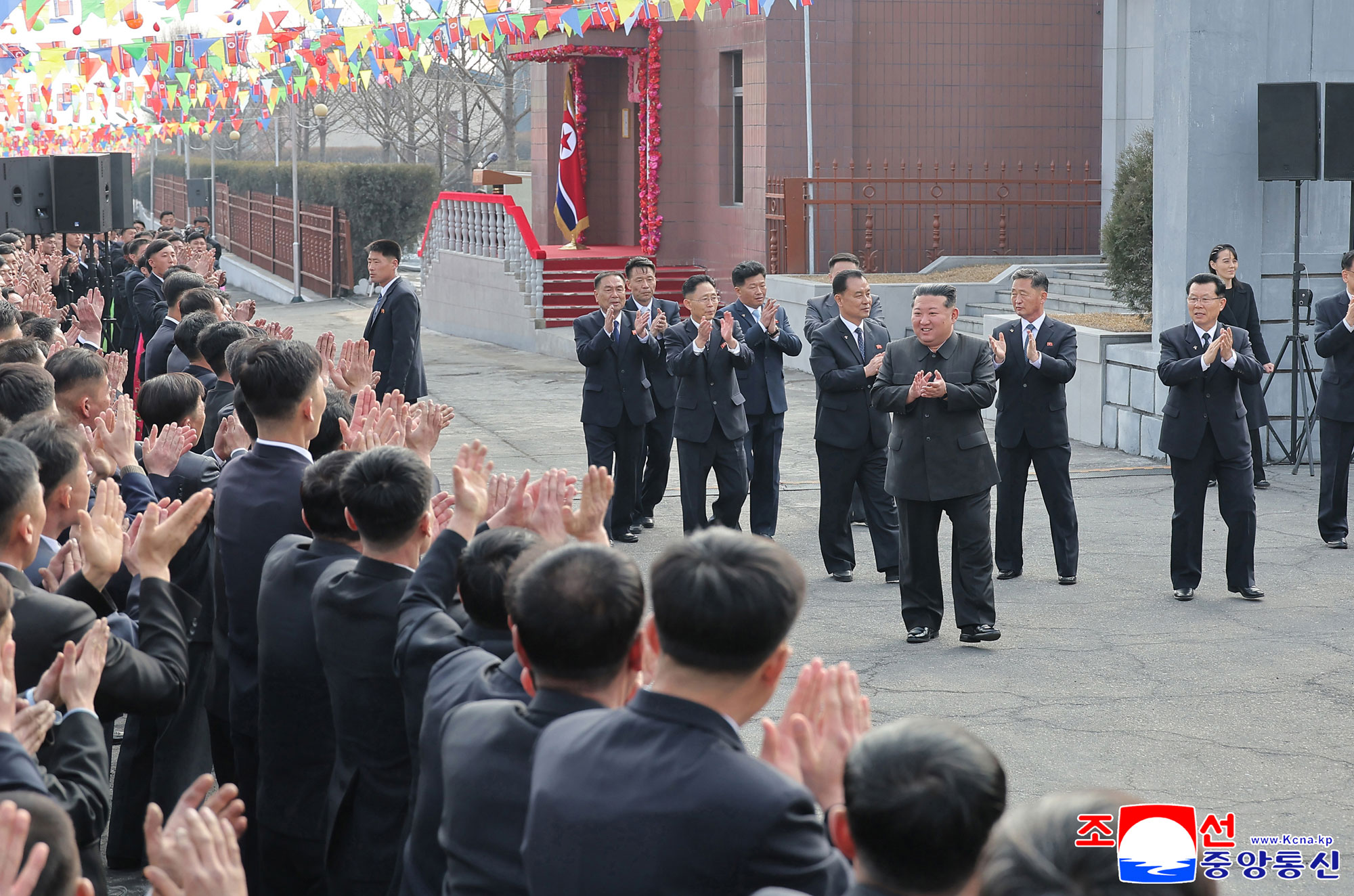 敬愛する金正恩総書記がチョンソン青年炭鉱で最高人民会議代議員選挙に参加、炭鉱の労働者を激励する