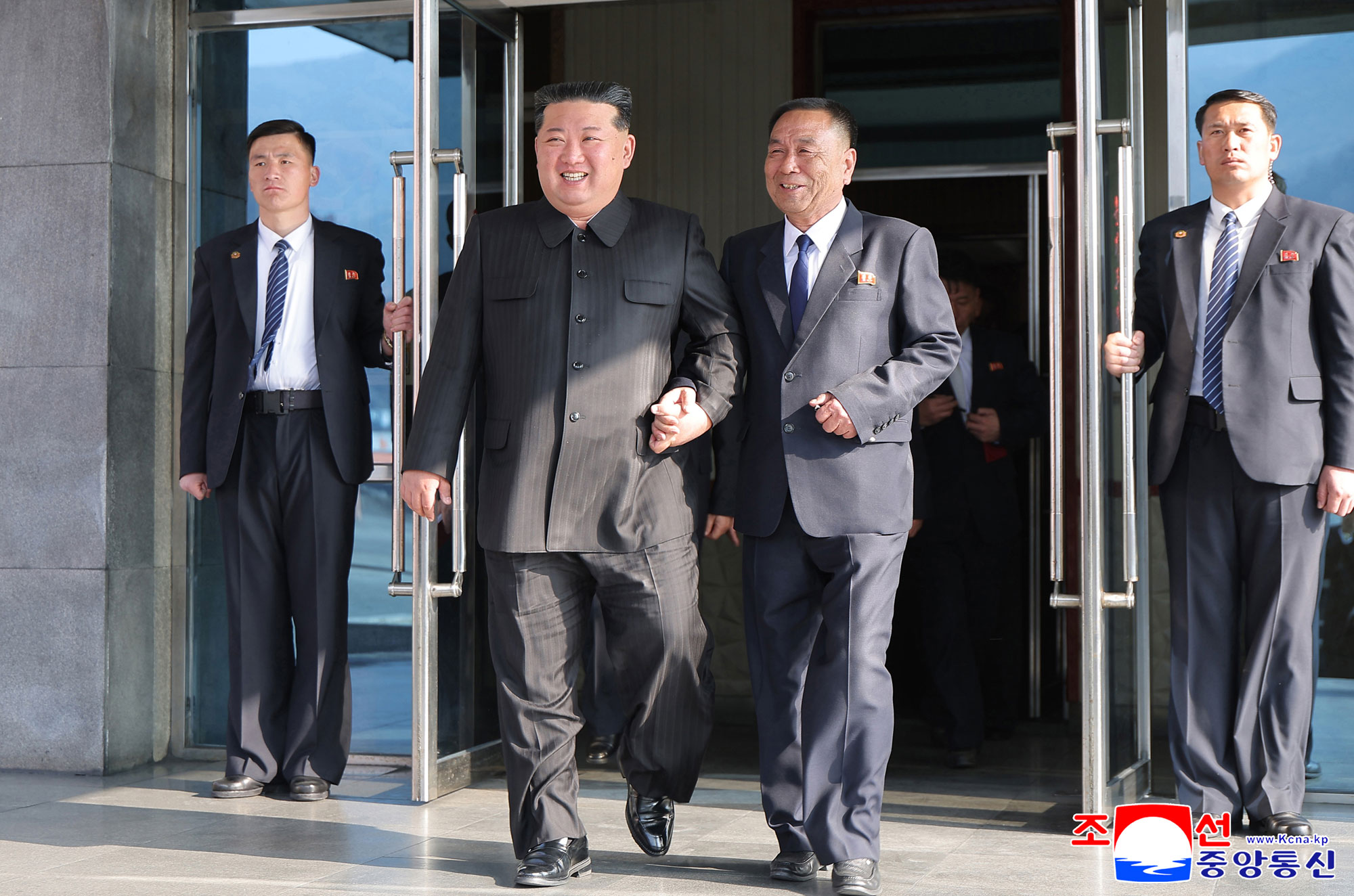 敬愛する金正恩総書記がチョンソン青年炭鉱で最高人民会議代議員選挙に参加、炭鉱の労働者を激励する