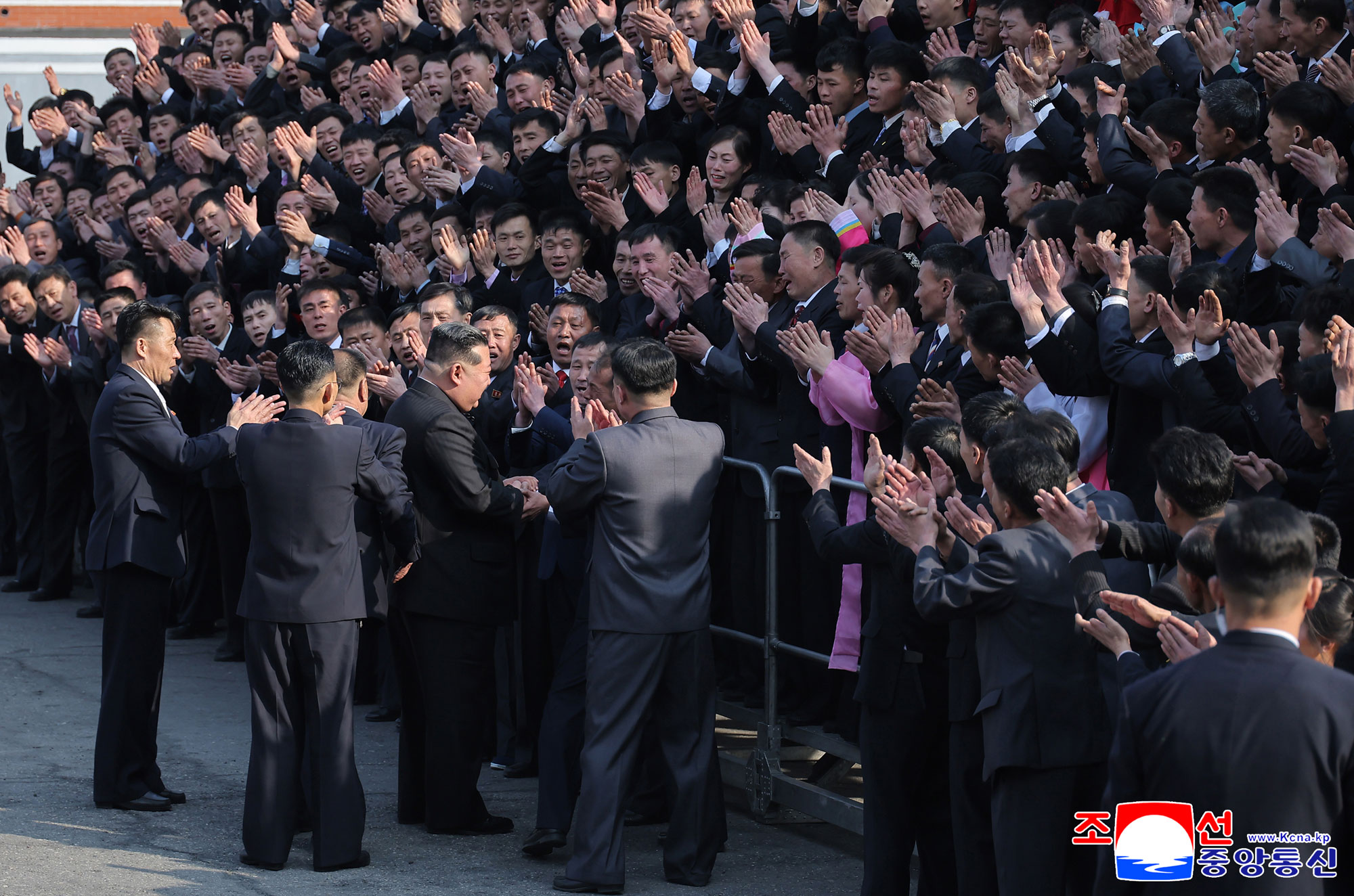 敬愛する金正恩総書記がチョンソン青年炭鉱で最高人民会議代議員選挙に参加、炭鉱の労働者を激励する