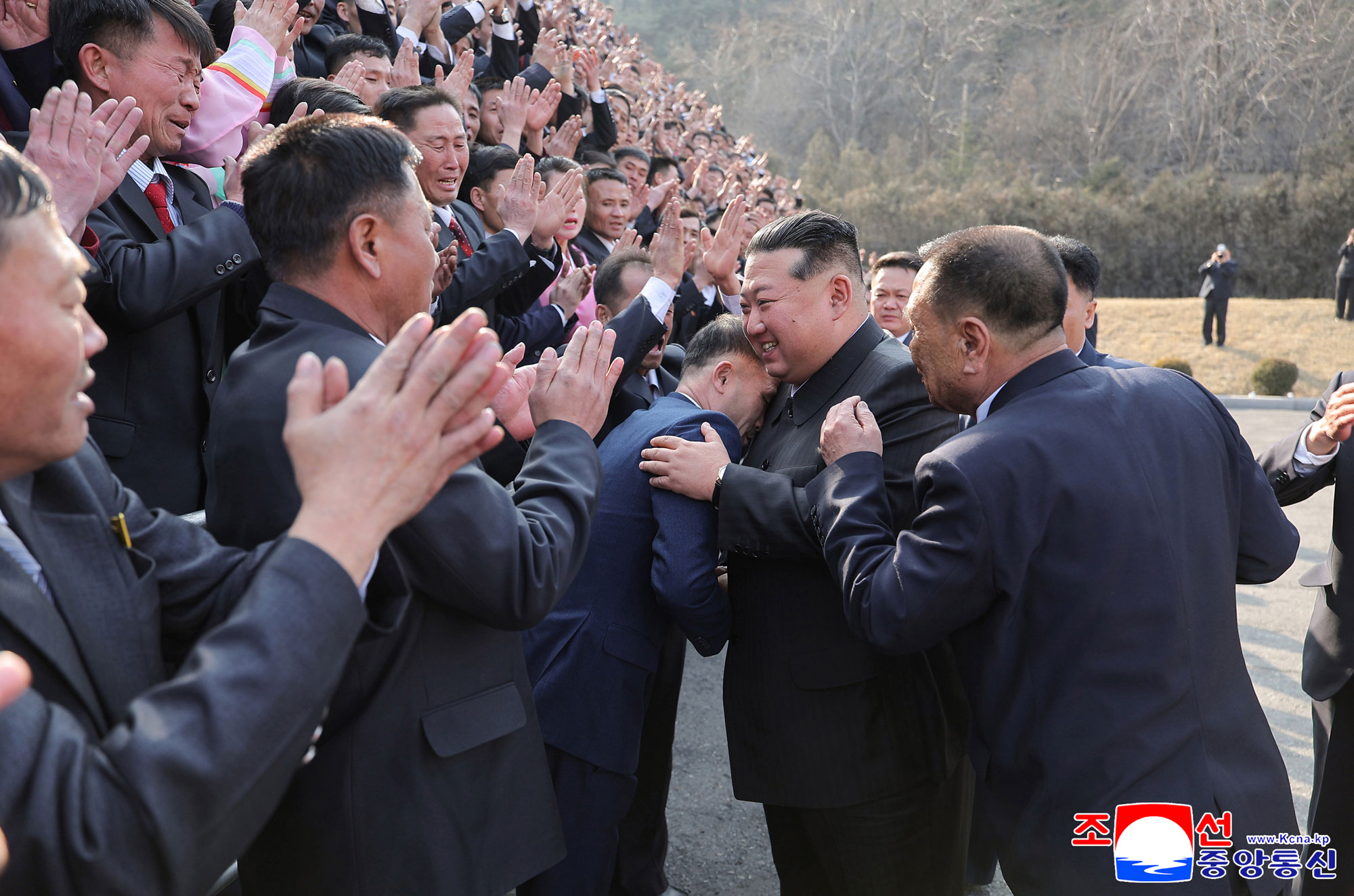 敬愛する金正恩総書記がチョンソン青年炭鉱で最高人民会議代議員選挙に参加、炭鉱の労働者を激励する