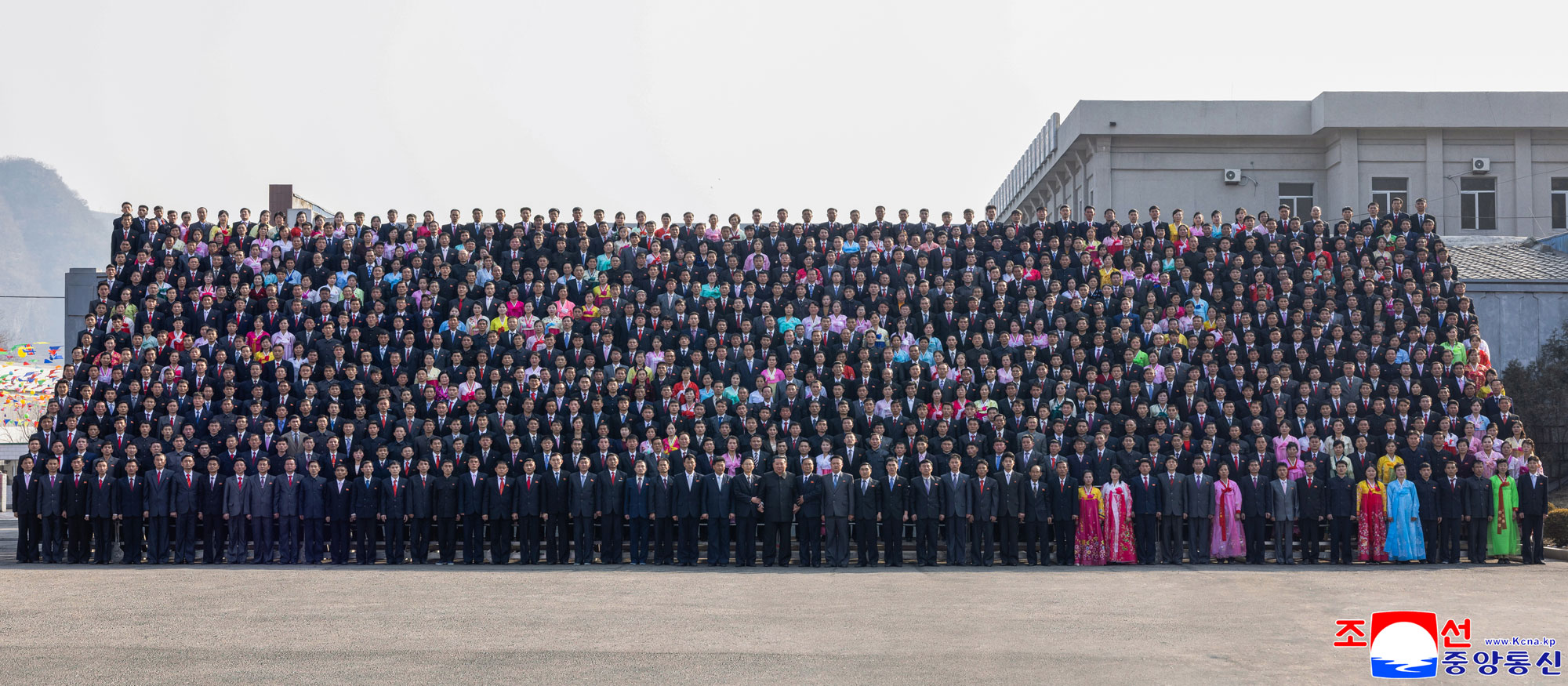 敬愛する金正恩総書記がチョンソン青年炭鉱で最高人民会議代議員選挙に参加、炭鉱の労働者を激励する
