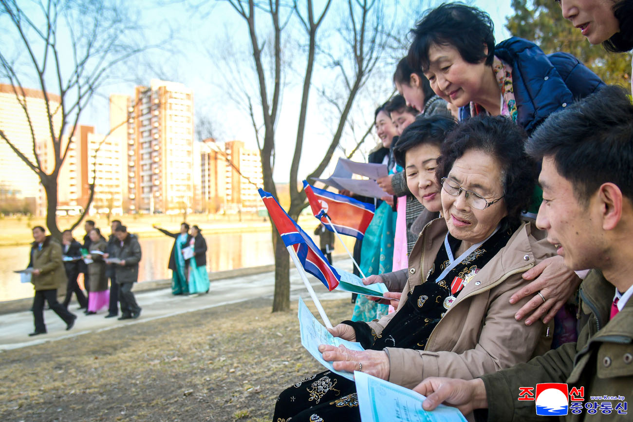 화성지구의 새 거리가 새집들이로 흥성이고있다