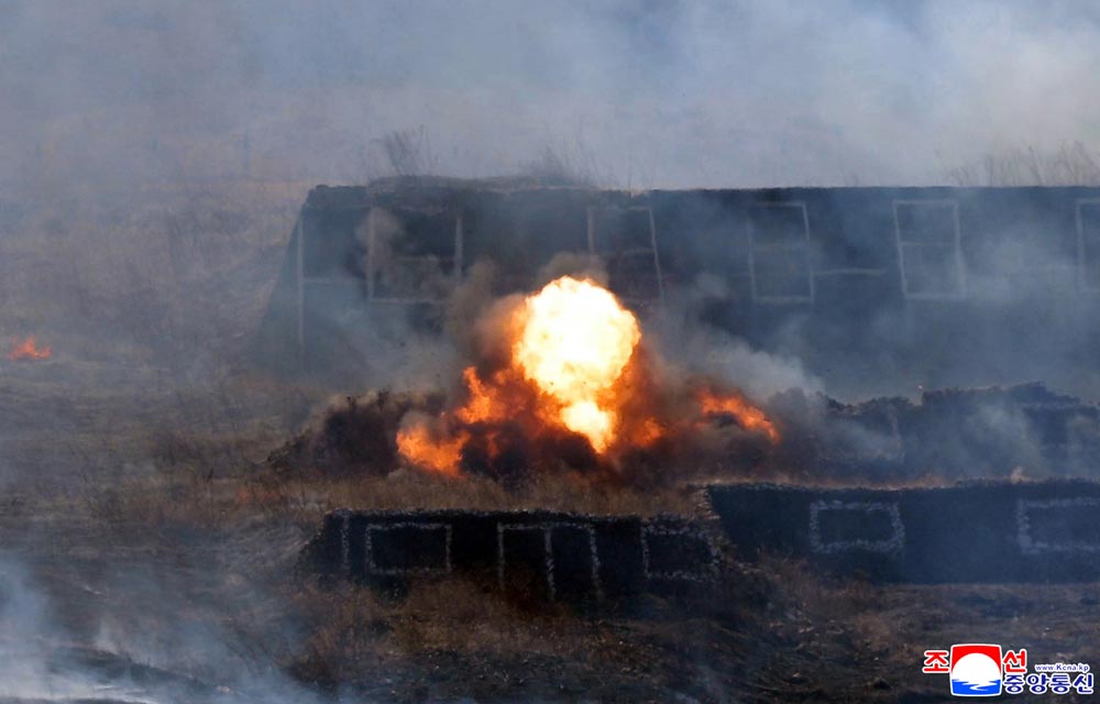 敬爱的金正恩同志参观步兵、坦克兵部队配合攻击战术演习