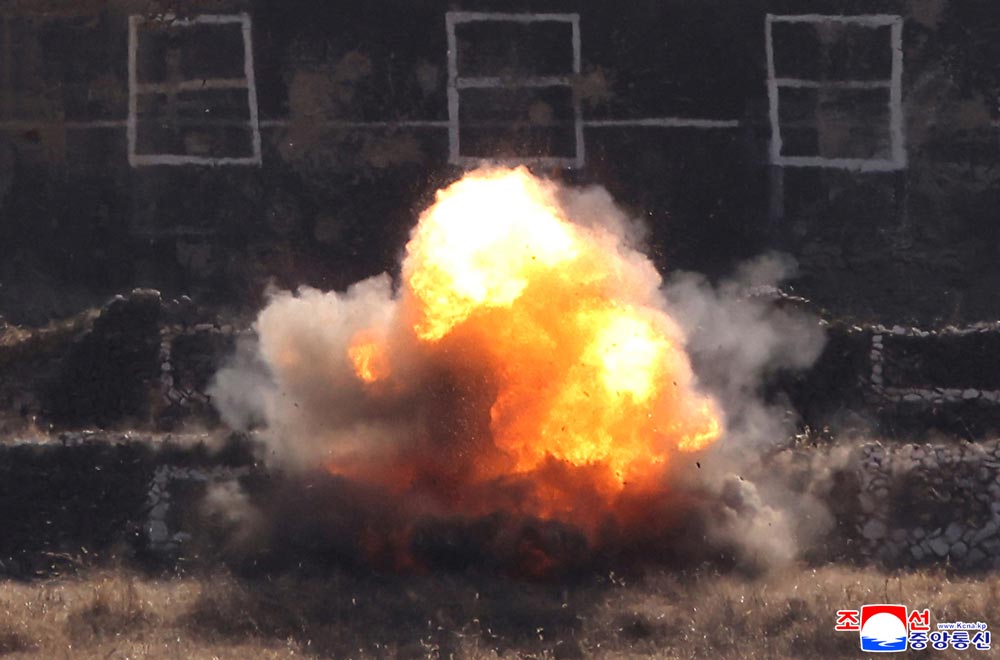 敬爱的金正恩同志参观步兵、坦克兵部队配合攻击战术演习