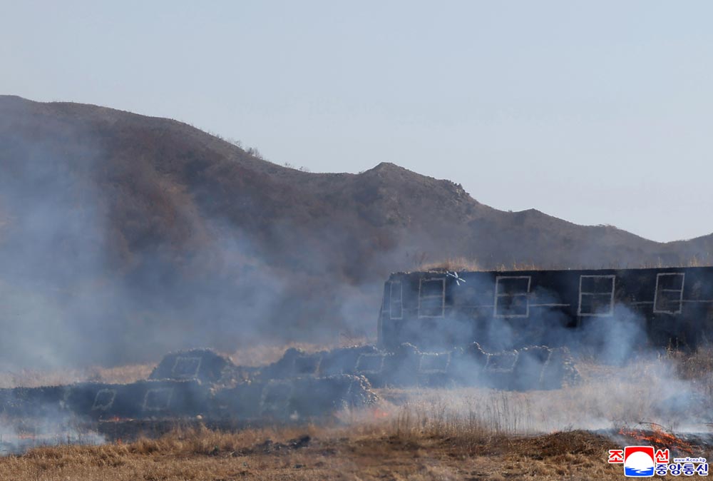 敬爱的金正恩同志参观步兵、坦克兵部队配合攻击战术演习