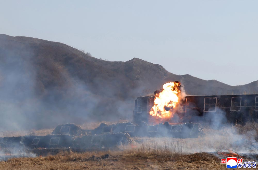 敬爱的金正恩同志参观步兵、坦克兵部队配合攻击战术演习