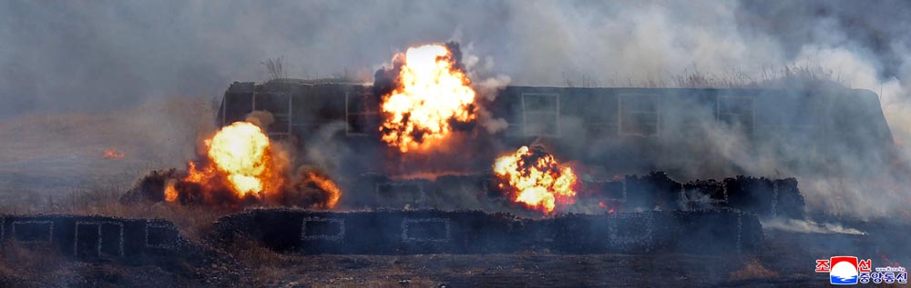 敬爱的金正恩同志参观步兵、坦克兵部队配合攻击战术演习