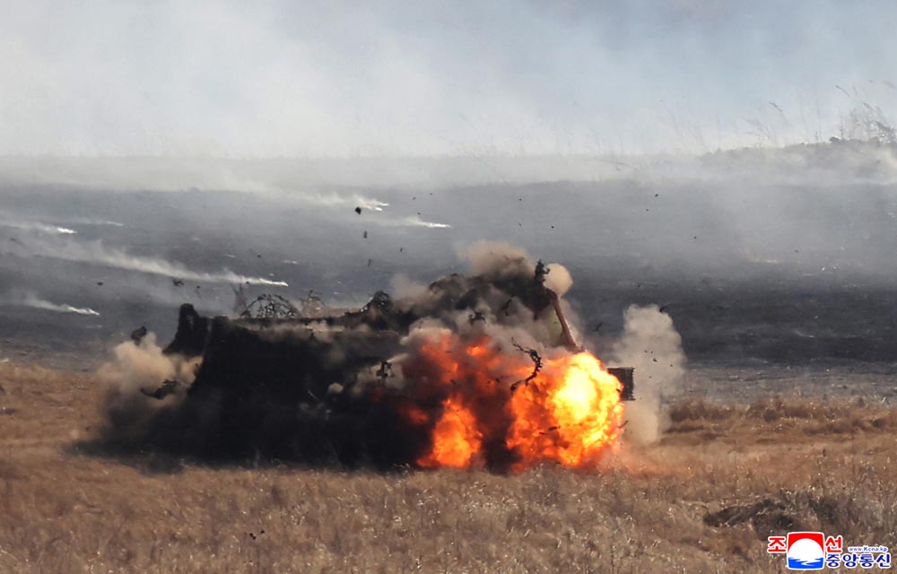 敬爱的金正恩同志参观步兵、坦克兵部队配合攻击战术演习