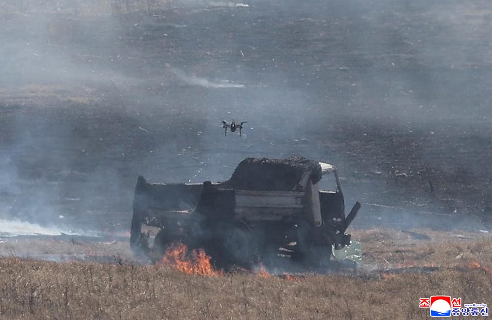敬爱的金正恩同志参观步兵、坦克兵部队配合攻击战术演习