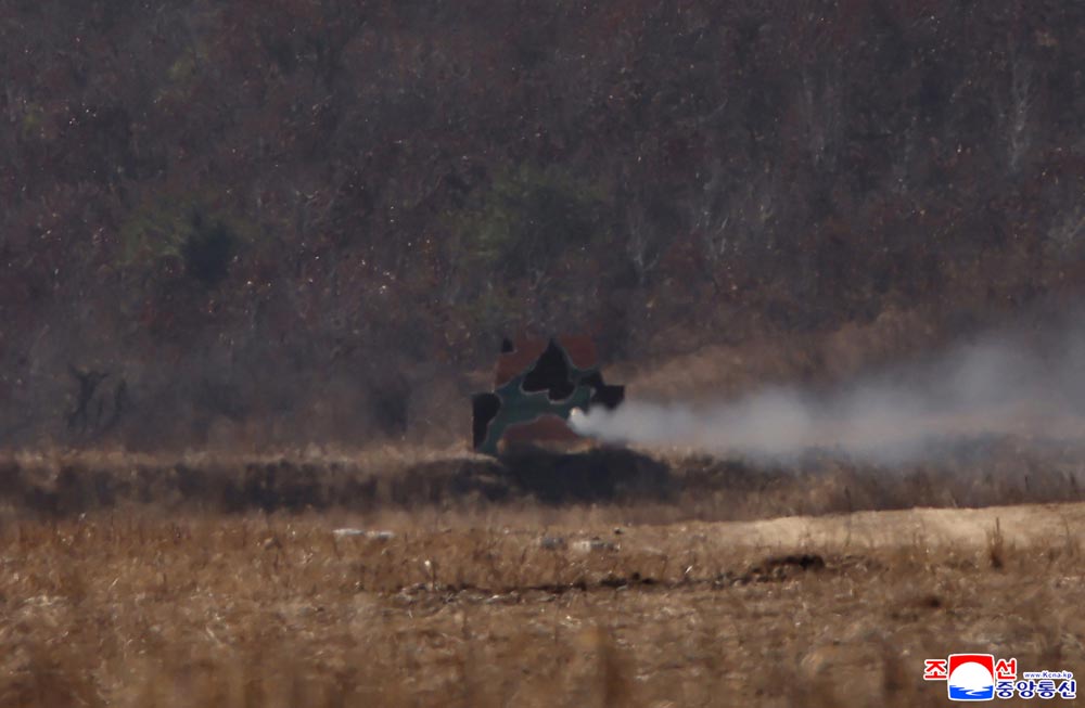 敬爱的金正恩同志参观步兵、坦克兵部队配合攻击战术演习