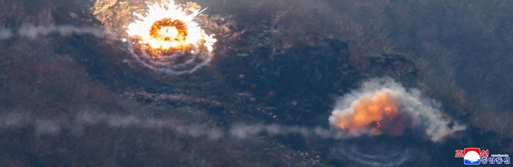 敬爱的金正恩同志参观步兵、坦克兵部队配合攻击战术演习