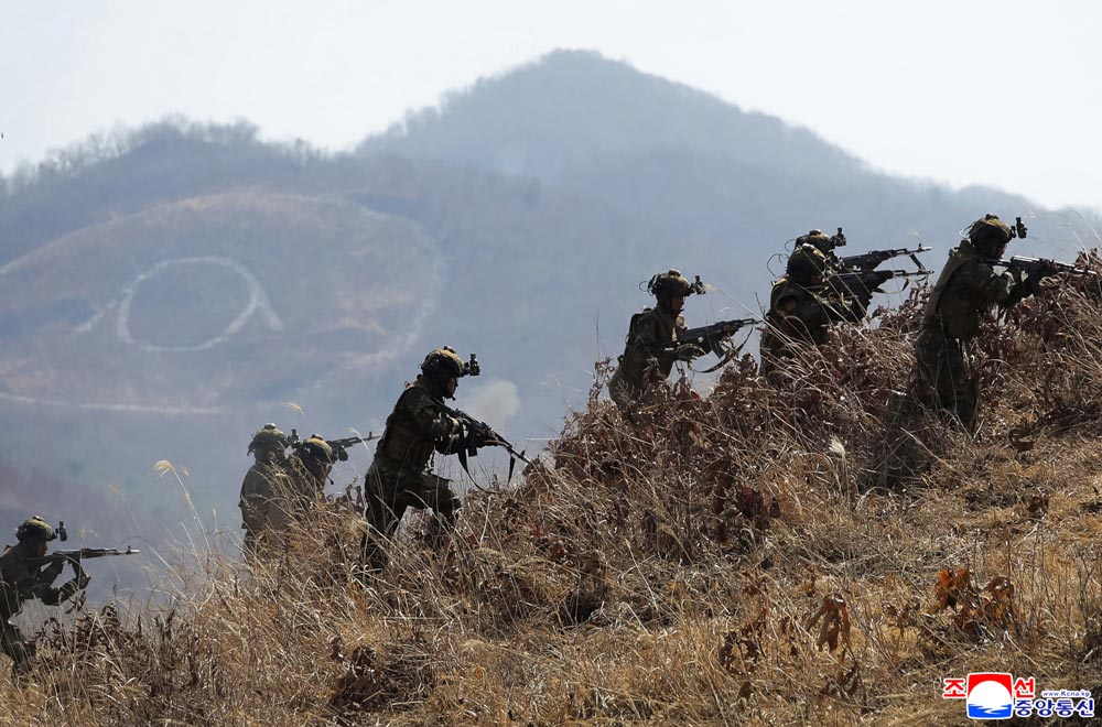 敬爱的金正恩同志参观步兵、坦克兵部队配合攻击战术演习