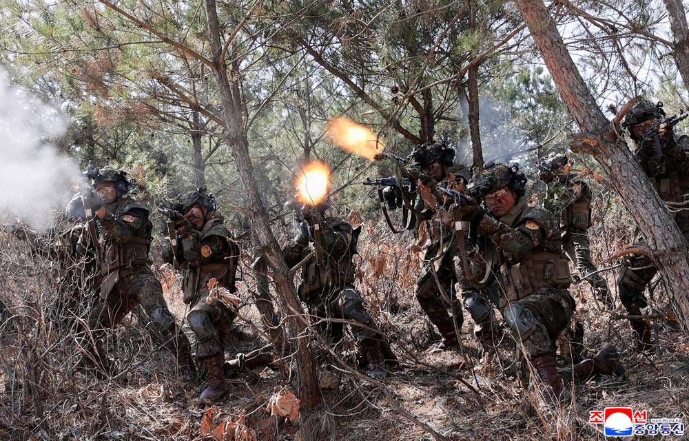 敬爱的金正恩同志参观步兵、坦克兵部队配合攻击战术演习