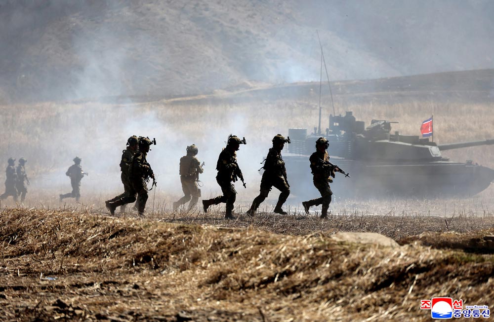 敬爱的金正恩同志参观步兵、坦克兵部队配合攻击战术演习