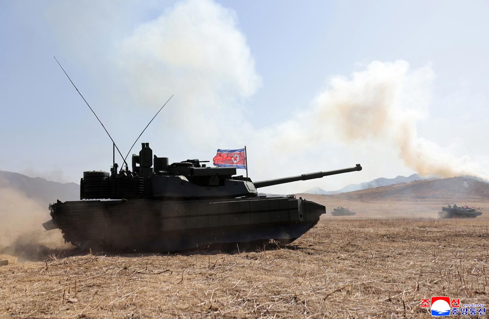 敬爱的金正恩同志参观步兵、坦克兵部队配合攻击战术演习