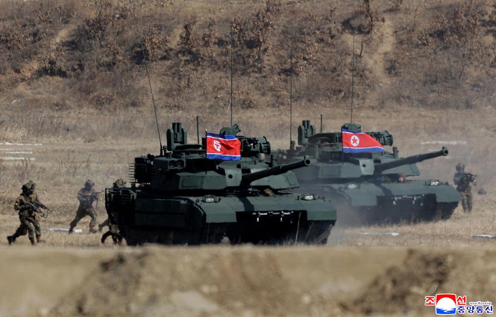 敬爱的金正恩同志参观步兵、坦克兵部队配合攻击战术演习