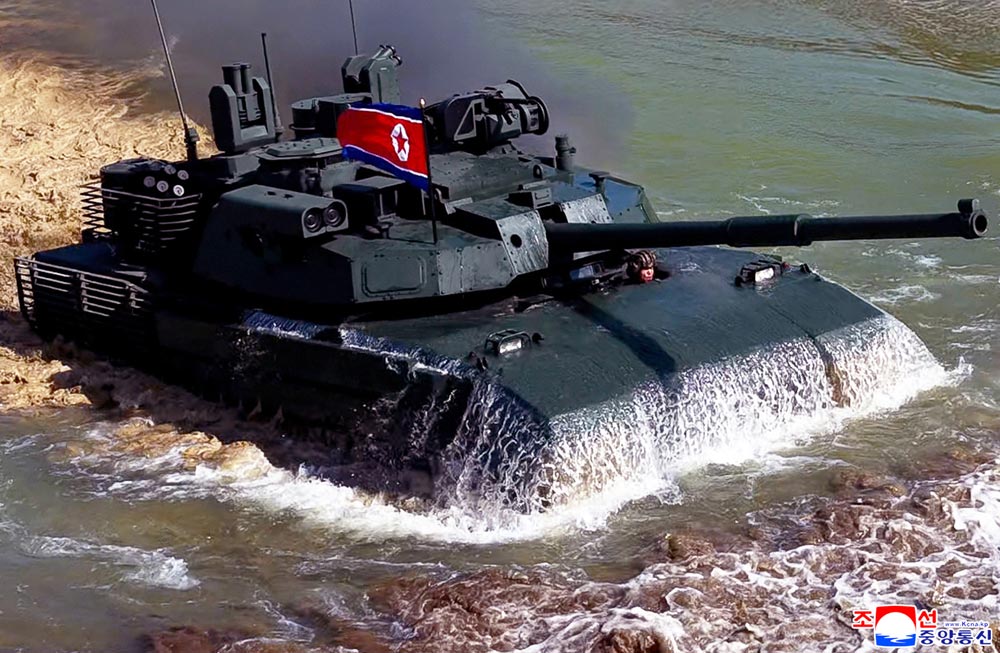 敬爱的金正恩同志参观步兵、坦克兵部队配合攻击战术演习