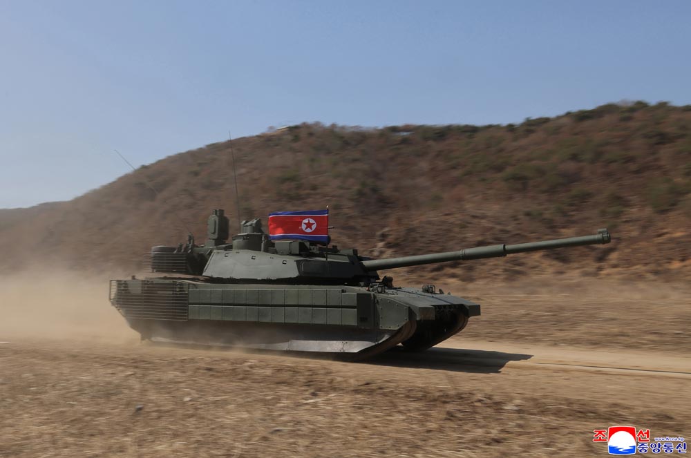 敬爱的金正恩同志参观步兵、坦克兵部队配合攻击战术演习