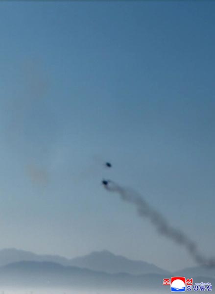 敬爱的金正恩同志参观步兵、坦克兵部队配合攻击战术演习