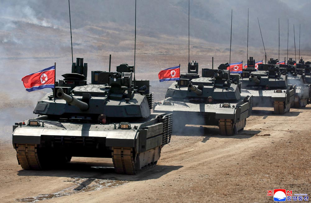 敬爱的金正恩同志参观步兵、坦克兵部队配合攻击战术演习