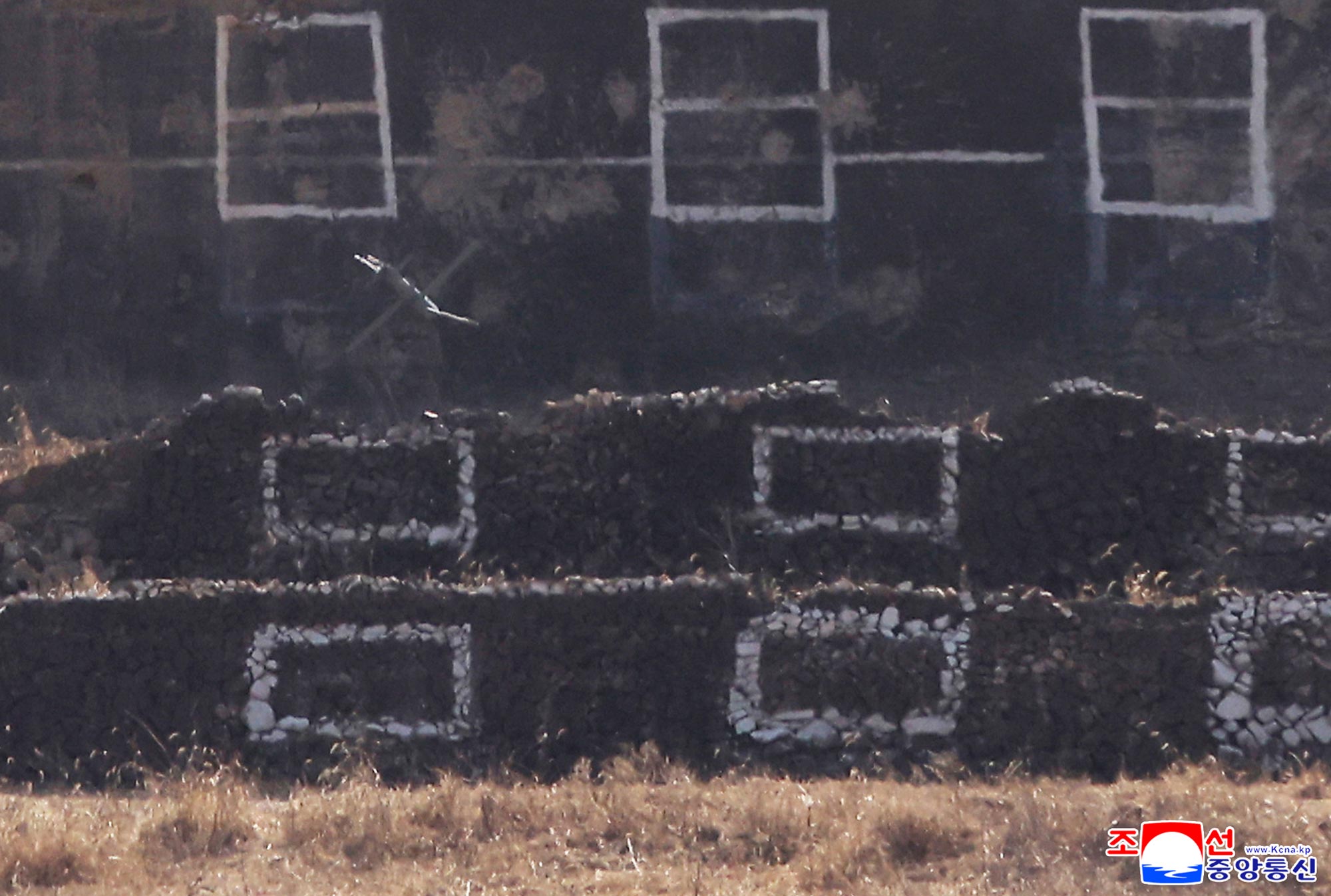 경애하는 김정은동지께서 보병,땅크병구분대들의 협동공격전술연습을 참관하시였다