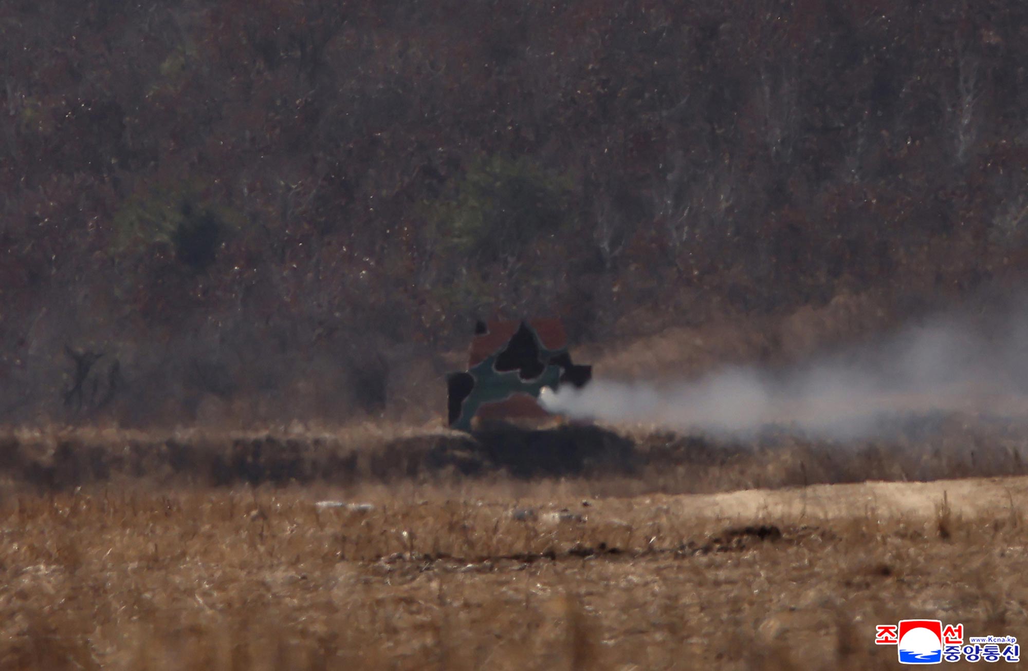 경애하는 김정은동지께서 보병,땅크병구분대들의 협동공격전술연습을 참관하시였다