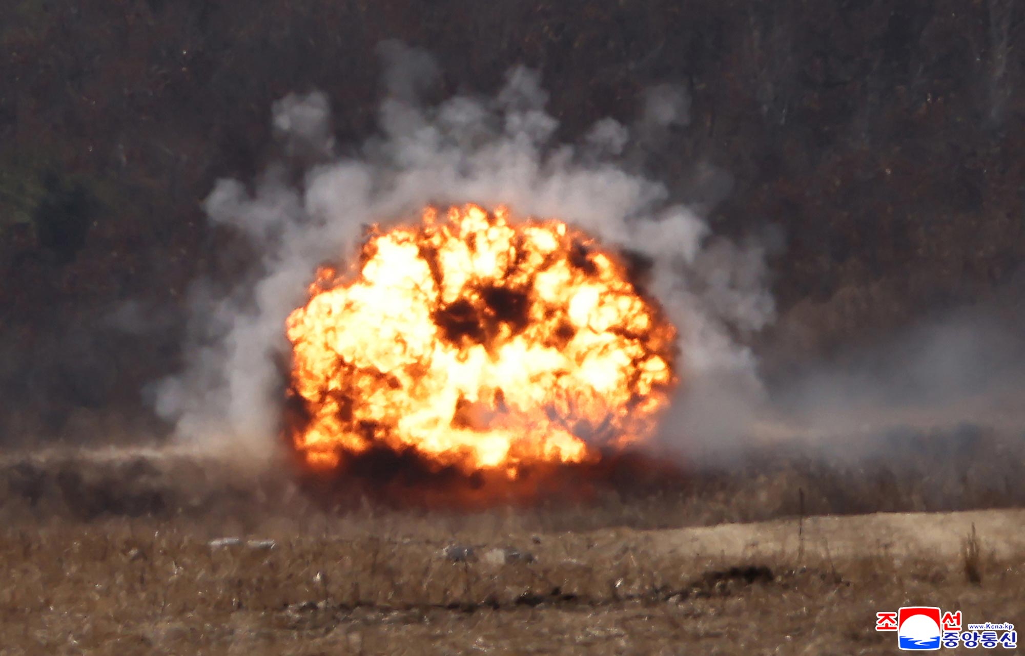 경애하는 김정은동지께서 보병,땅크병구분대들의 협동공격전술연습을 참관하시였다