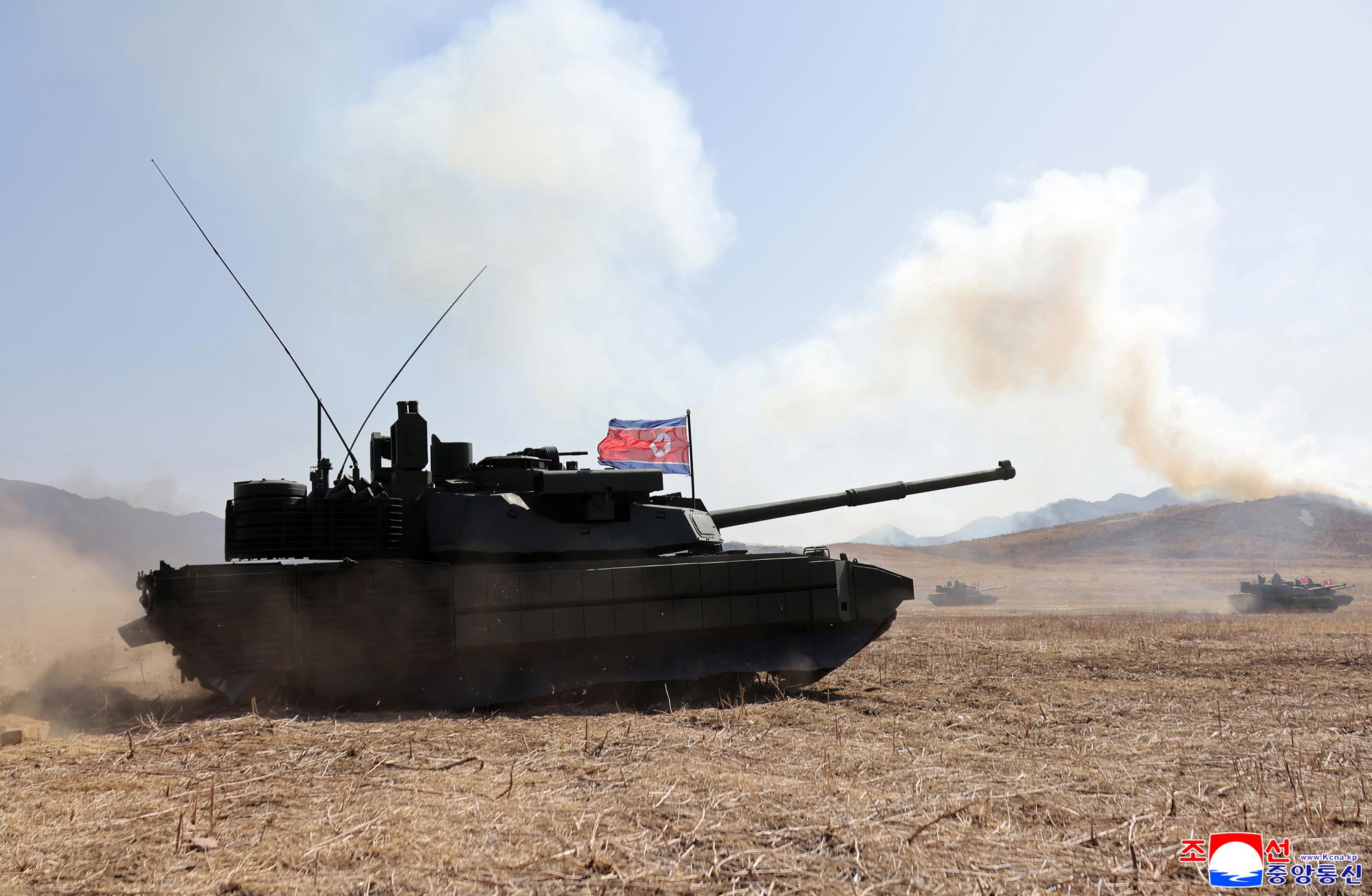 경애하는 김정은동지께서 보병,땅크병구분대들의 협동공격전술연습을 참관하시였다