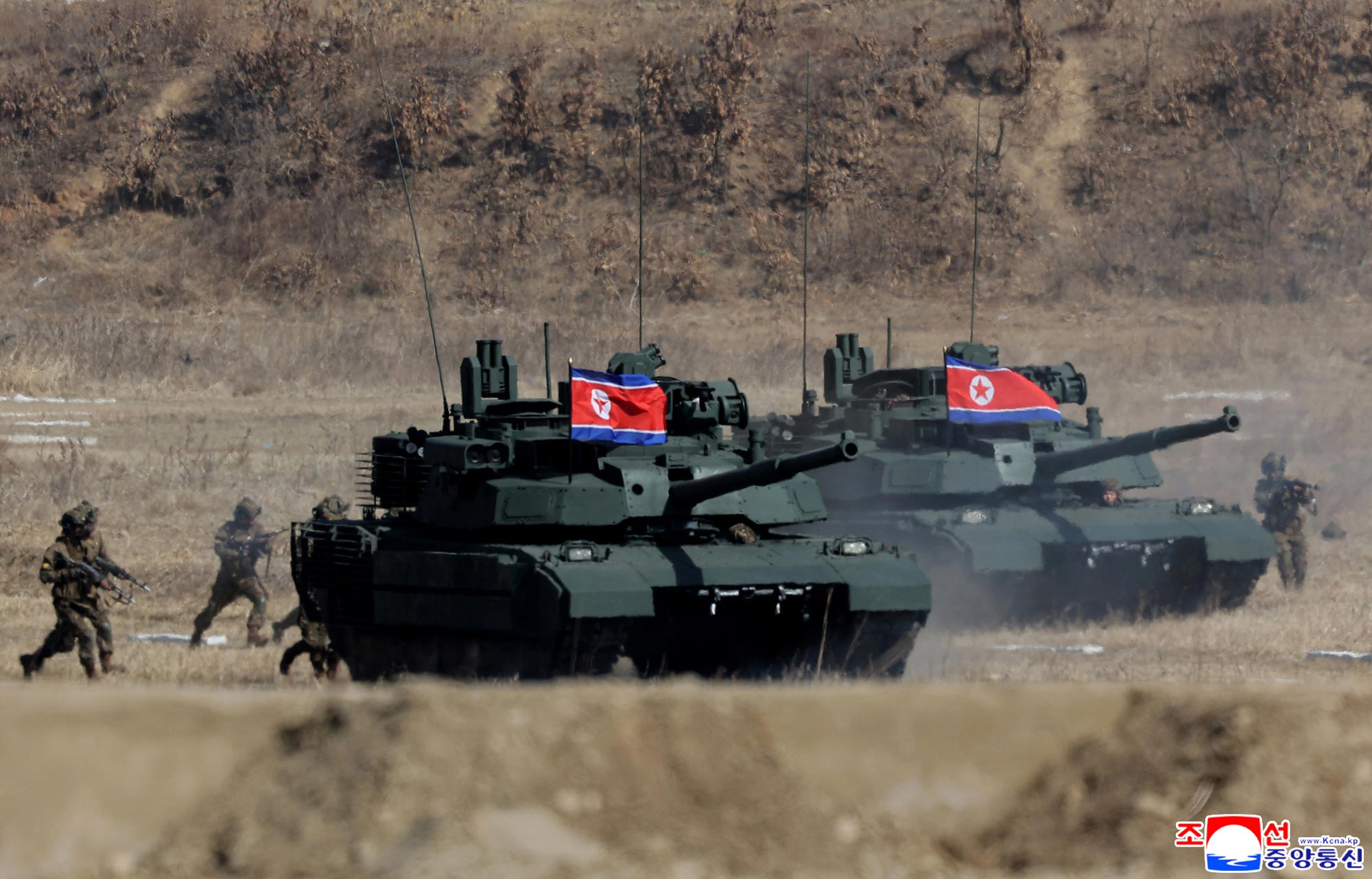 경애하는 김정은동지께서 보병,땅크병구분대들의 협동공격전술연습을 참관하시였다